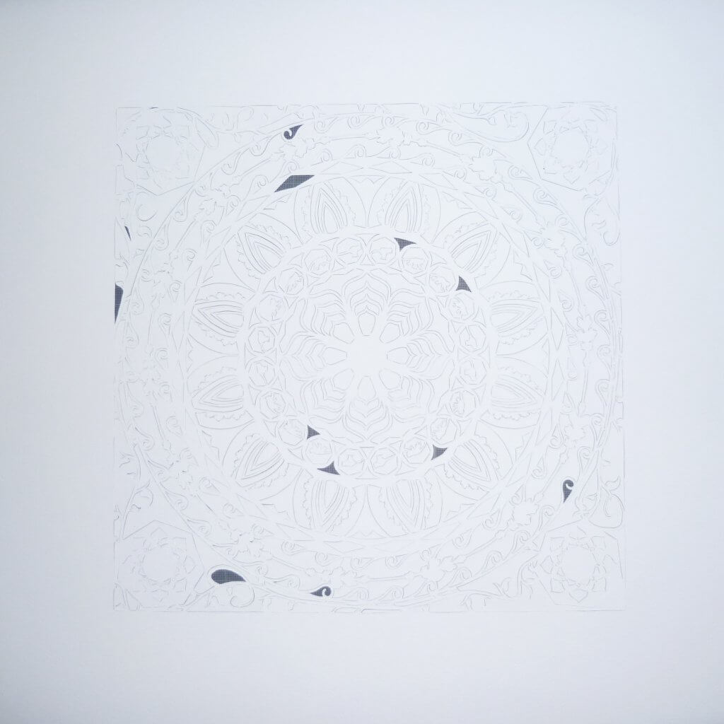 Découpage non évidé encore : papercut mandala blanc sur noir